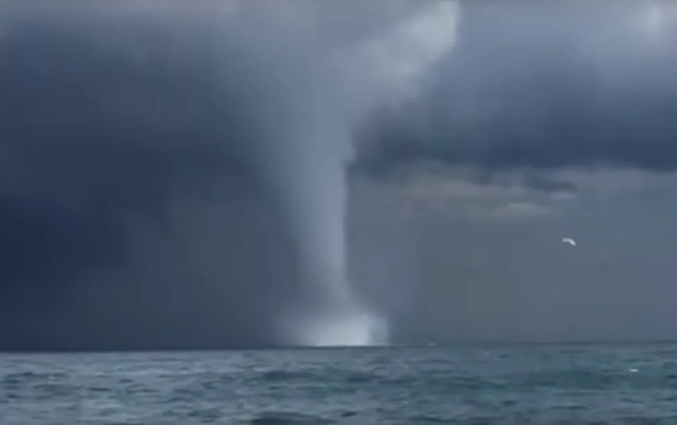 Spectacol terifiant al naturii: dublă tornadă în Marea Neagră (VIDEO)