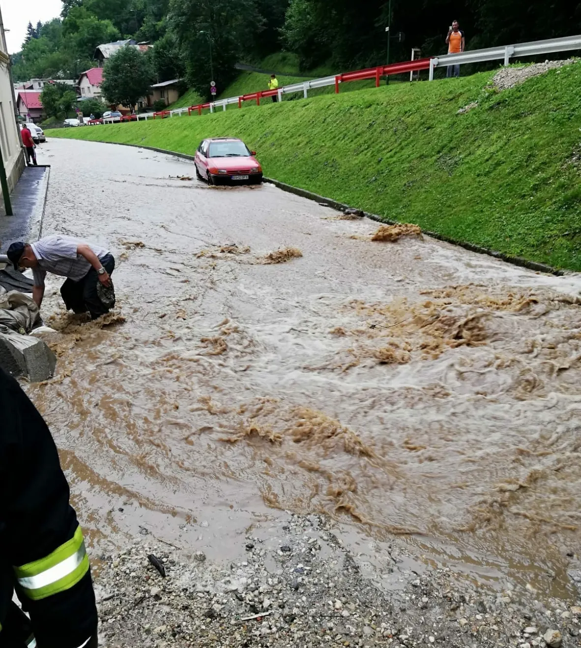 Ploile au făcut prăpăd: inundaţii, copaci doborâţi, drumuri blocate (VIDEO)