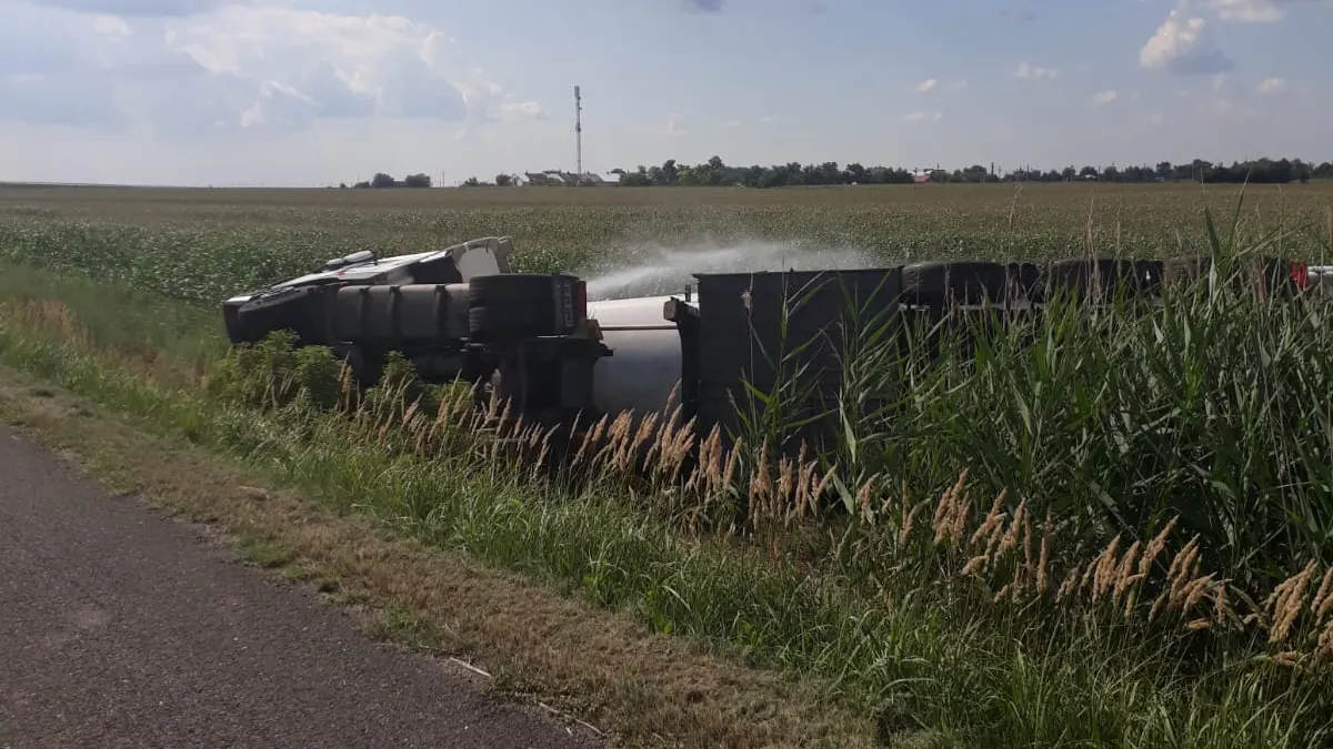 Alertă pe Autostrada Soarelui. Pericol de EXPLOZIE! O cisternă cu kerosen s-a răsturnat