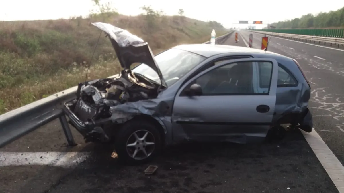 Val de accidente pe străzile din România. O maşină s-a făcut praf pe Autostrada Soarelui