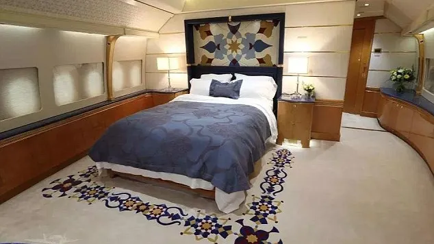 Familia regală din Qatar vinde un Boeing 747. Are 10 băi, dormitoare, 2 etaje, o sală de operații