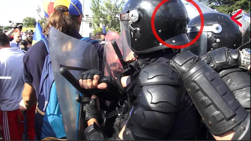Detaliul de pe casca jandarmilor care aruncă în aer scenariul oficial al MAI