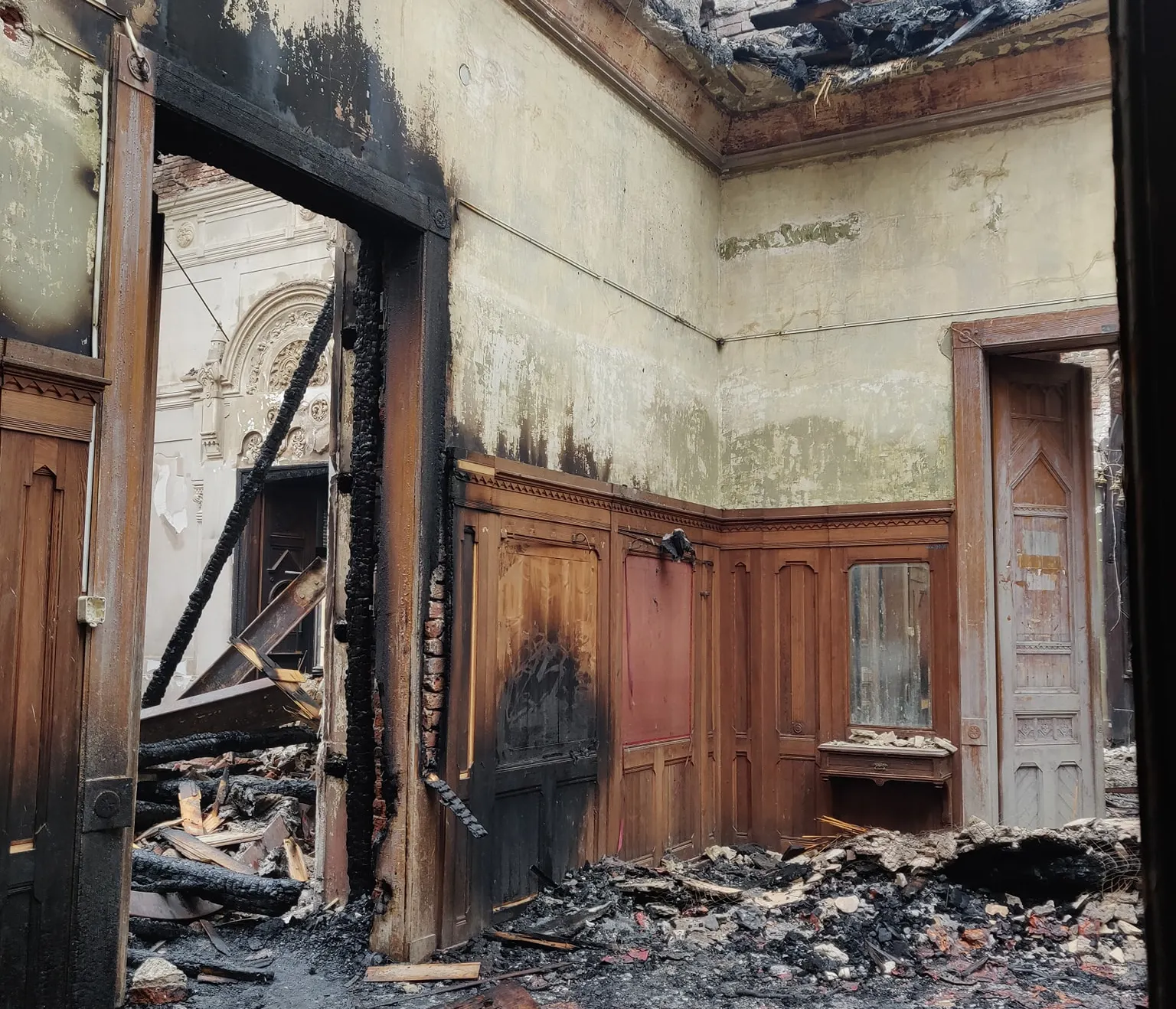 Imagini tulburătoare! Cum arată interiorul Palatului Episcopal după incendiu