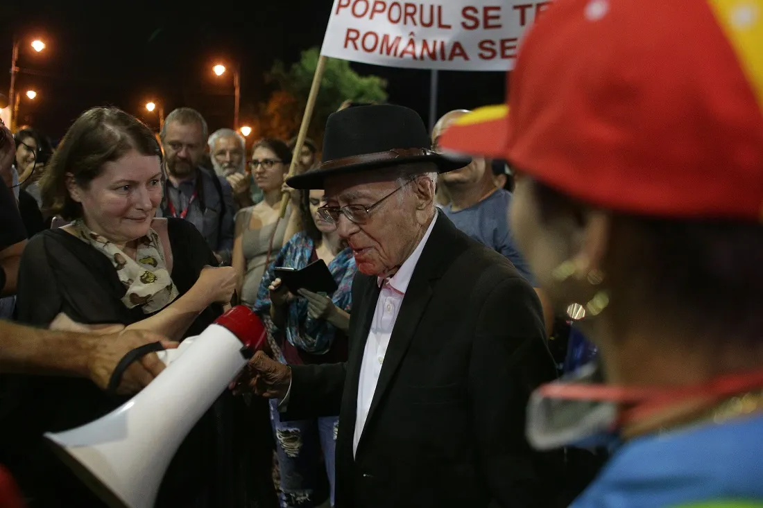 Mihai Șora, primit cu aplauze în Piața Victoriei