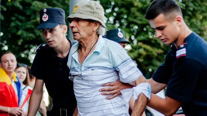 Protestatar mort. Imagini DRAMATICE cu bărbatul în timpul protestului din Piața Victoriei