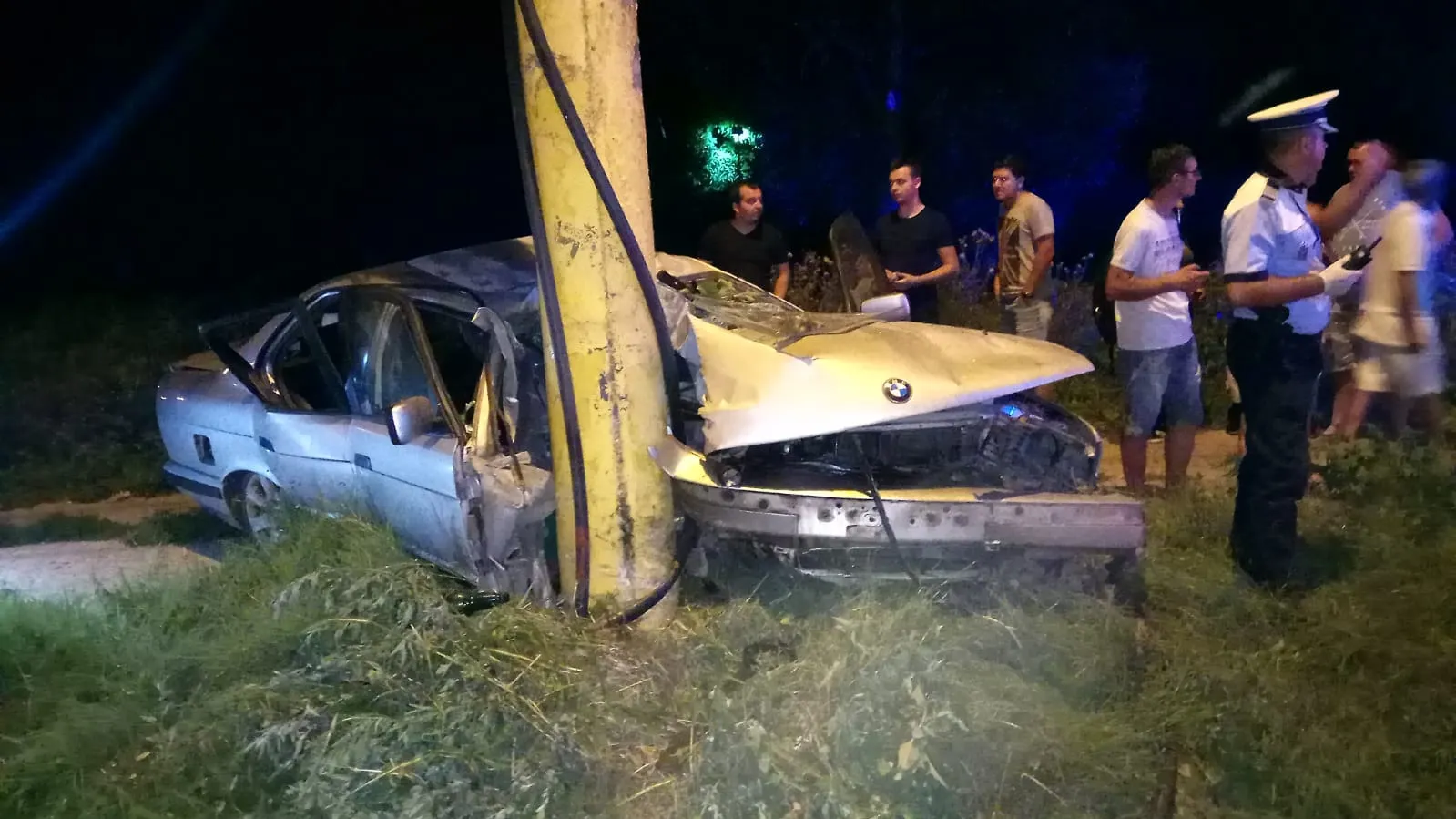 Un bolid de lux s-a... încolăcit în jurul unui stâlp. Şoferul era băut