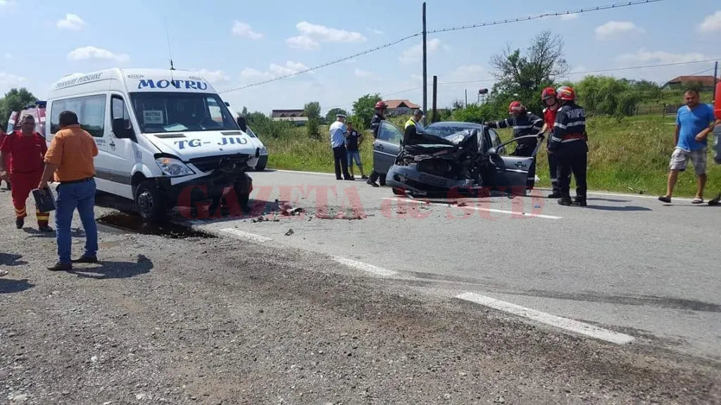 Plan ROŞU de Intervenţie în Gorj. 10 victime. Şoferul vinovat de accidentul rutier a făcut infarct