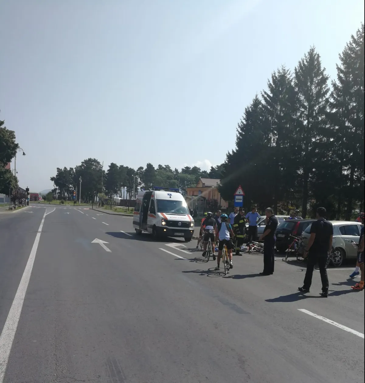 Patru adolescenţi, loviţi de un autoturism în faţa sediului Poliţiei Zărneşti