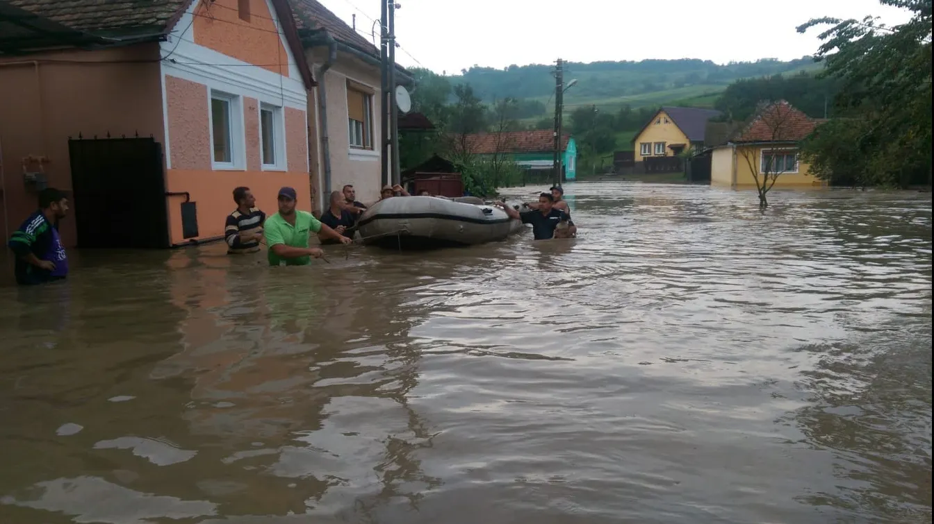 Gospodării inundate şi persoane evacuate cu barca, în Ruja