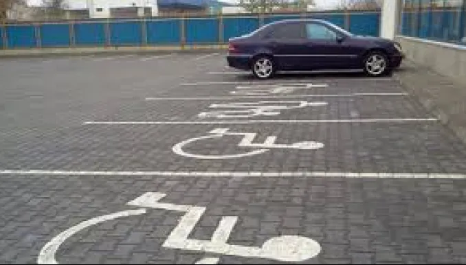Bani de carburant de la guvern pentru persoanele cu diabzilități. Cât ar putea primii românii cu handicap