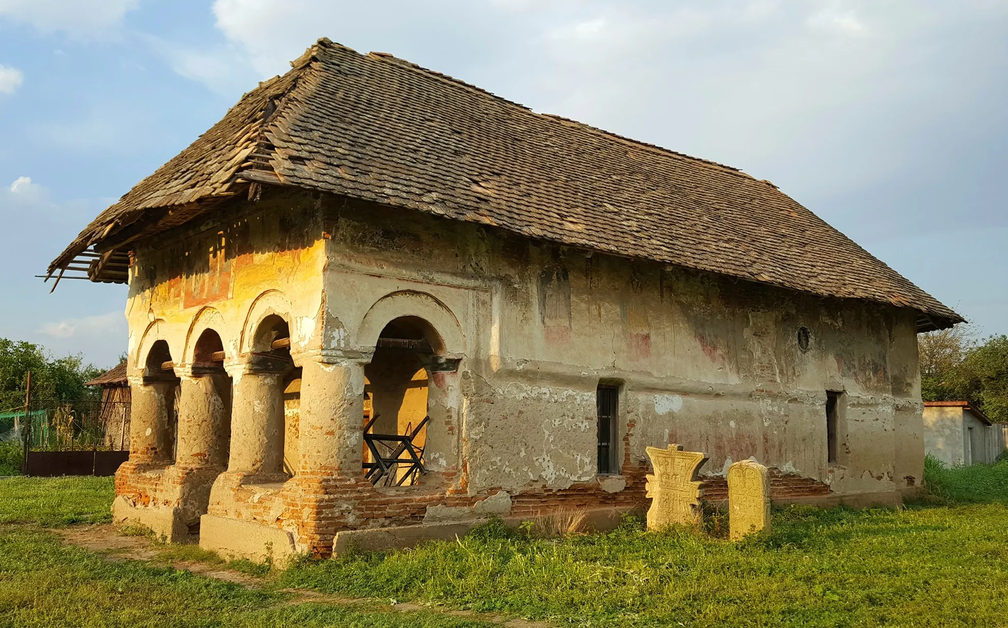 Biserica Sfântul Nicolae din Bistreţ, o bijuterie arhitectonică ce moare încet