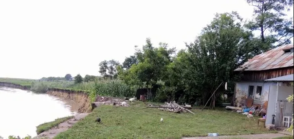 Alertă pe malul stâng al Siretului! Apele au măcinat 10 metri din mal