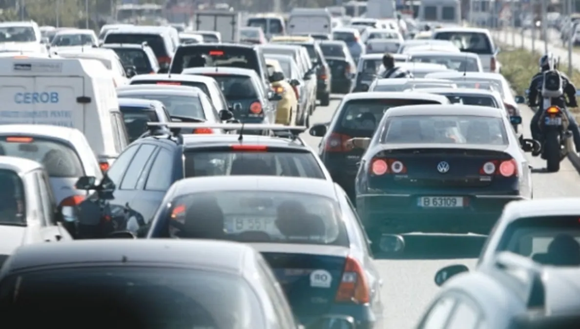 Aglomeraţie pe DN1:Poliţia recomandă evitarea zonei Predeal-Buşteni, coloane de maşini bară la bară