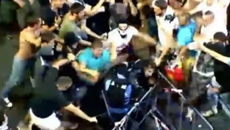 Femeie-jandarm, lovită violent de câţiva protestatari: suspectă de fractură la coloana cervicală