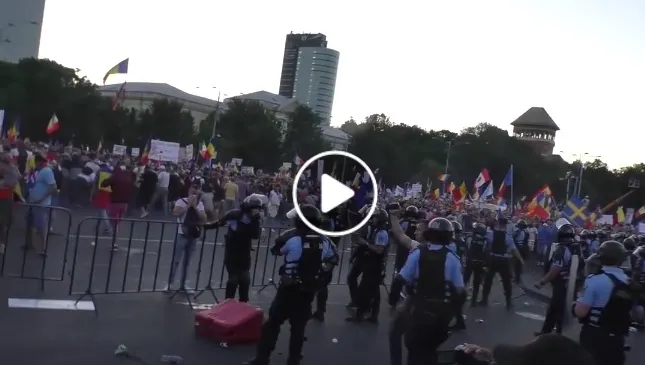 Jandarmeria a publicat filmul confruntărilor cu huliganii din Piața Victoriei