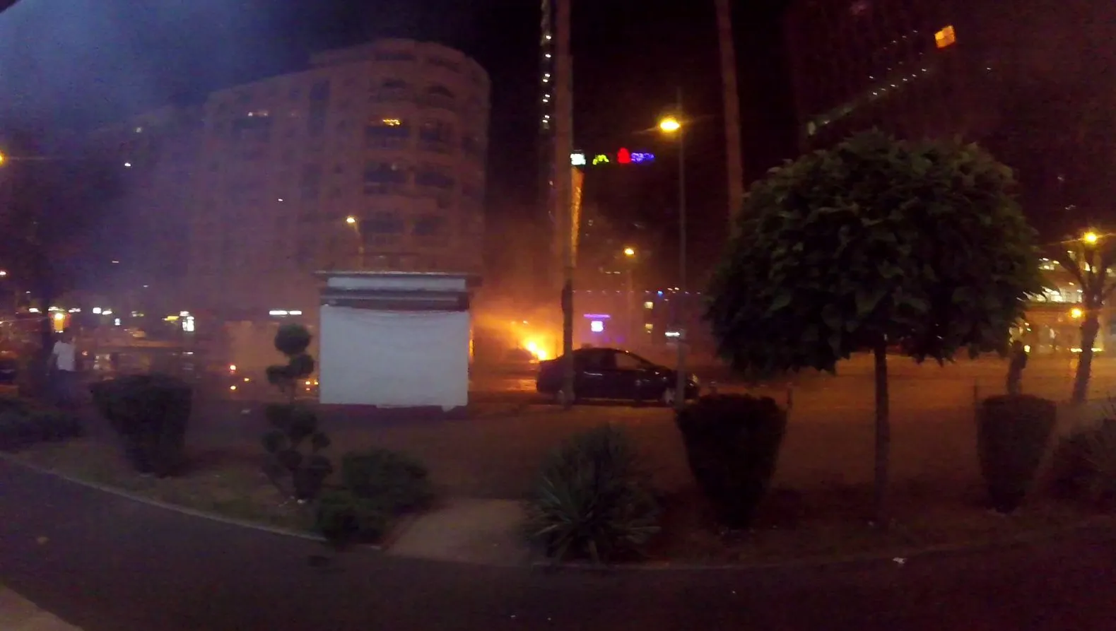 Momentul în care jandarmii mătură Piața: oameni gazați, furie și flăcări. Imagini dramatice