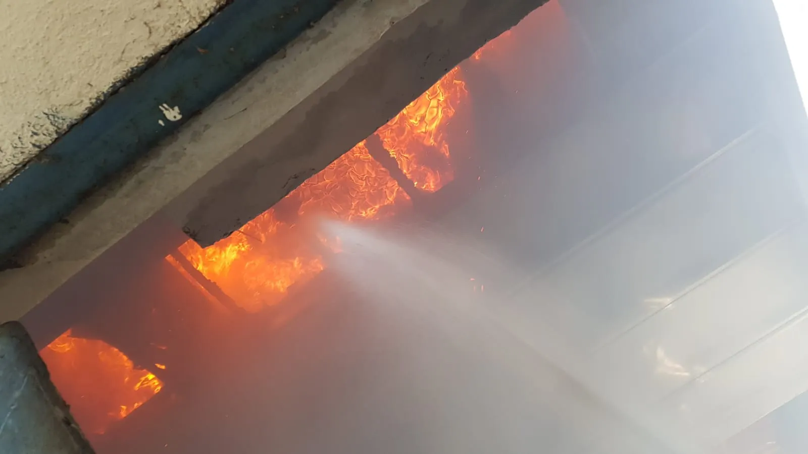 Incendiu puternic în Bacău. Trei autospeciale de stingere, chemate la fața locului