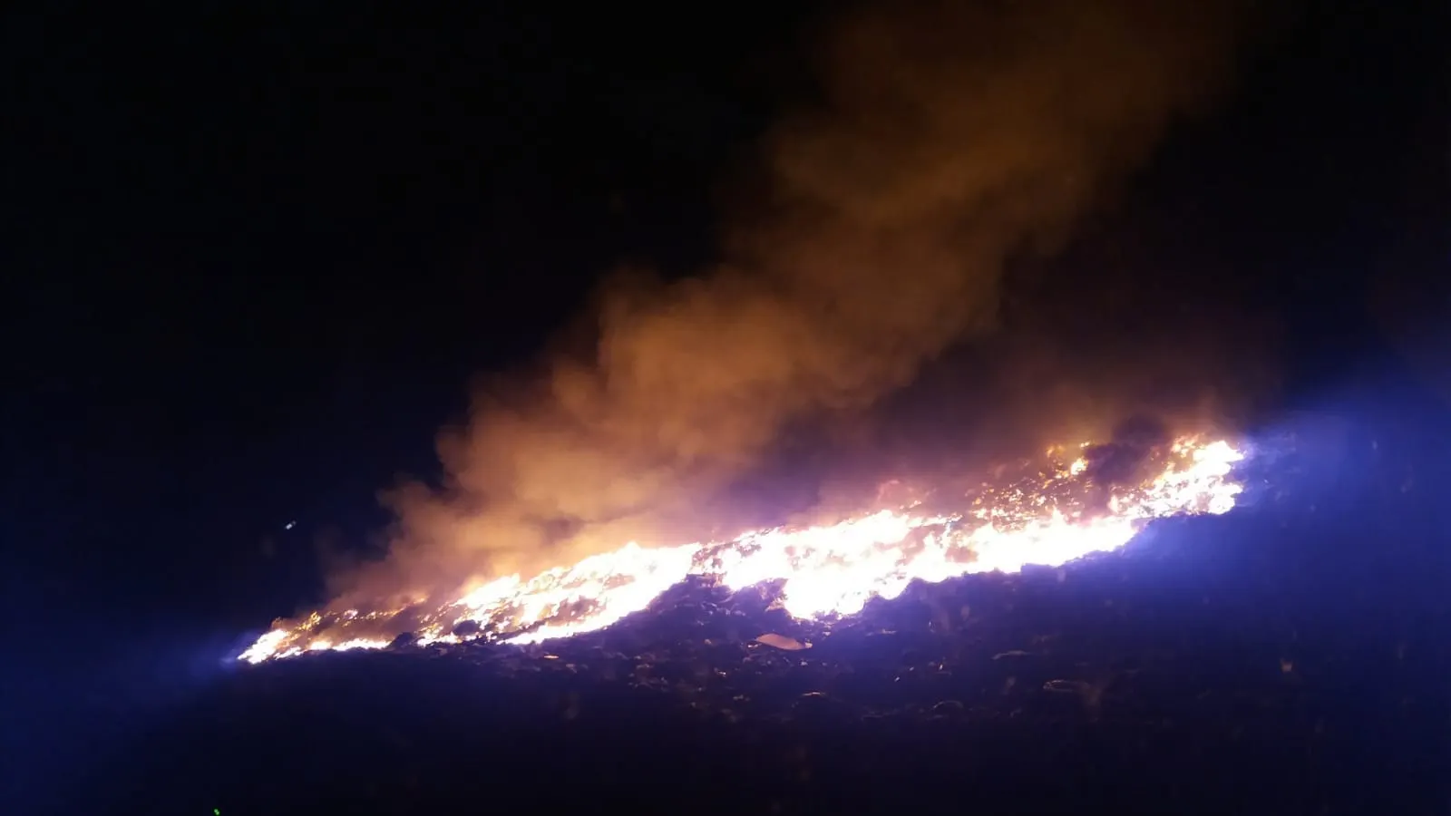 Incendiu violent la groapa de gunoi din Arad