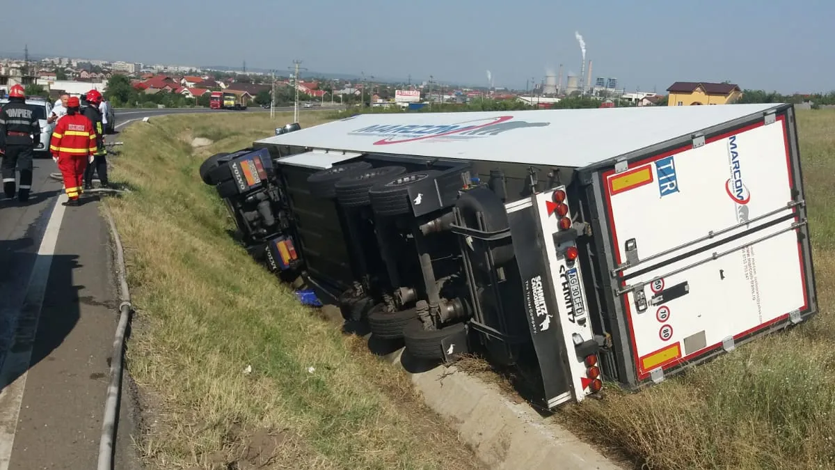 TIR încărcat cu produse congelate, răsturnat pe centura Craiovei
