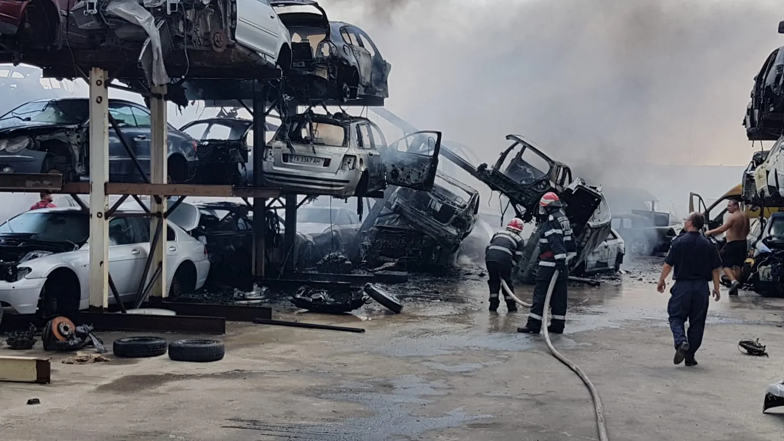 Incendiu puternic într-un parc de dezmembrări din Agigea (Video)