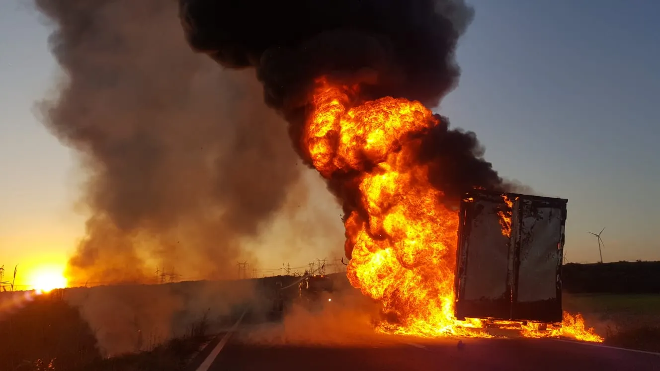 Un camion a ars ca o torță în Constanța