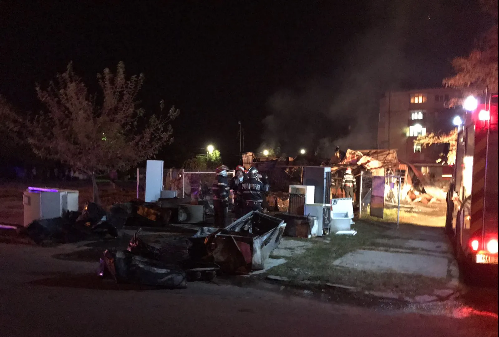 Incendiu de proporţii la Calafat, geamurile s-au spart de căldură