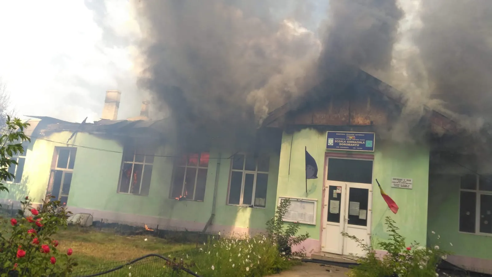 Incendiu puternic în judeţul Tulcea. O şcoală s-a făcut scrum