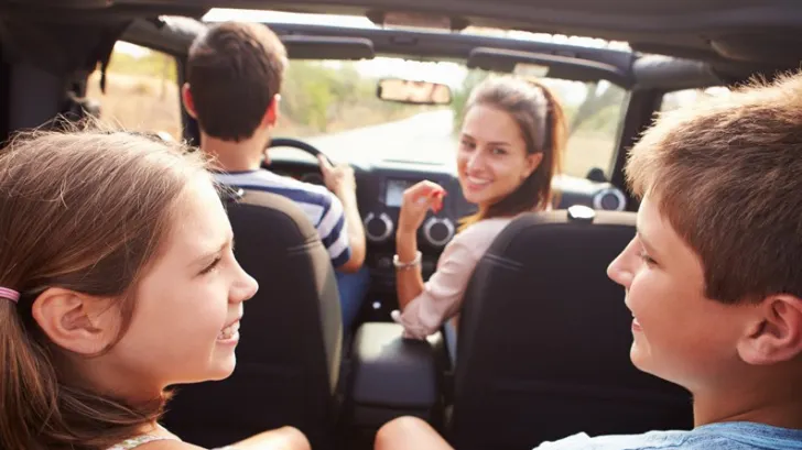 Obiceiul periculos pe care 90% din părinţii îl fac cu copiii în maşină