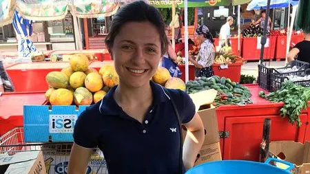 E studentă la medicină și vinde fructe și legume în piață
