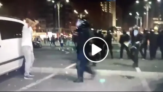 Protestatar cu mâinile sus, lovit violent de un jandarm