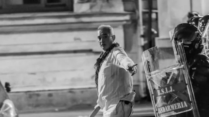 Cine este personajul misterios în ALB din Piaţa Victoriei care i-a coordonat pe jandarmi?