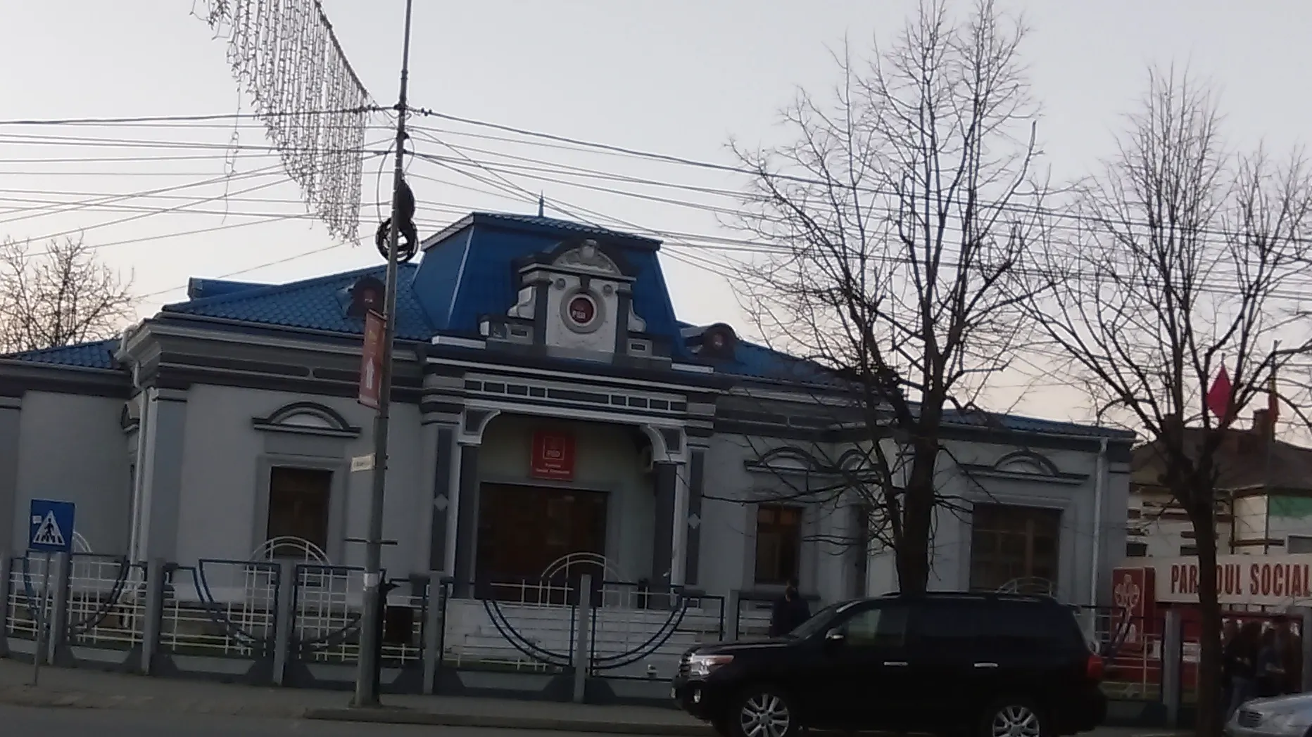 Cocktail Molotov aruncat în sediul PSD Vrancea din Focșani. Un bărbat a fost reținut