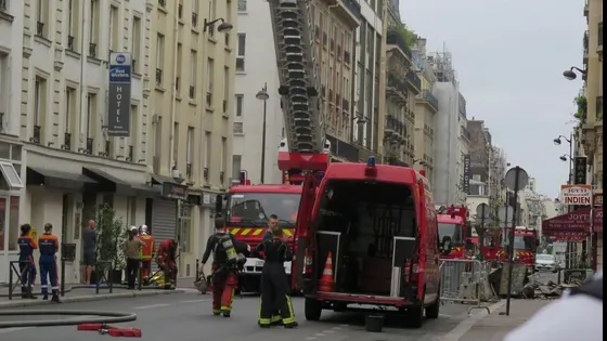 Zeci de turişti, inclusiv români, au fost EVACUAŢI dintr-un hotel din Paris din cauza unui incendiu