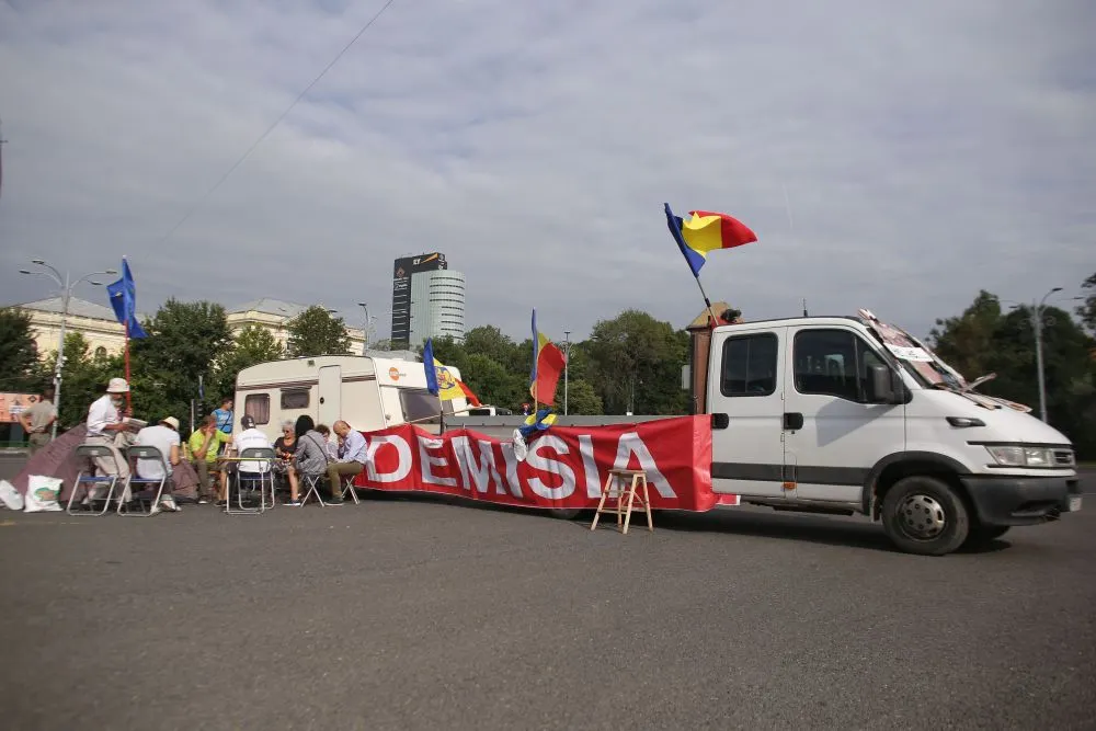 Protest 10 august. Primii manifestanți sunt în Piața Victoriei. Mii de români vin de peste graniță