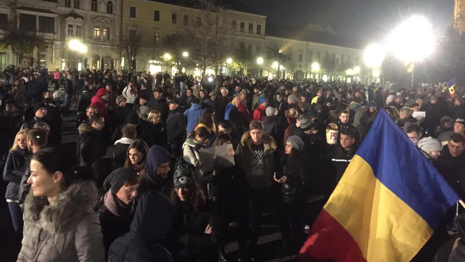 Proteste şi la Cluj: 100 de oameni au stat cu mâinile ridicate şi au purtat pe faţă măşti de gaze