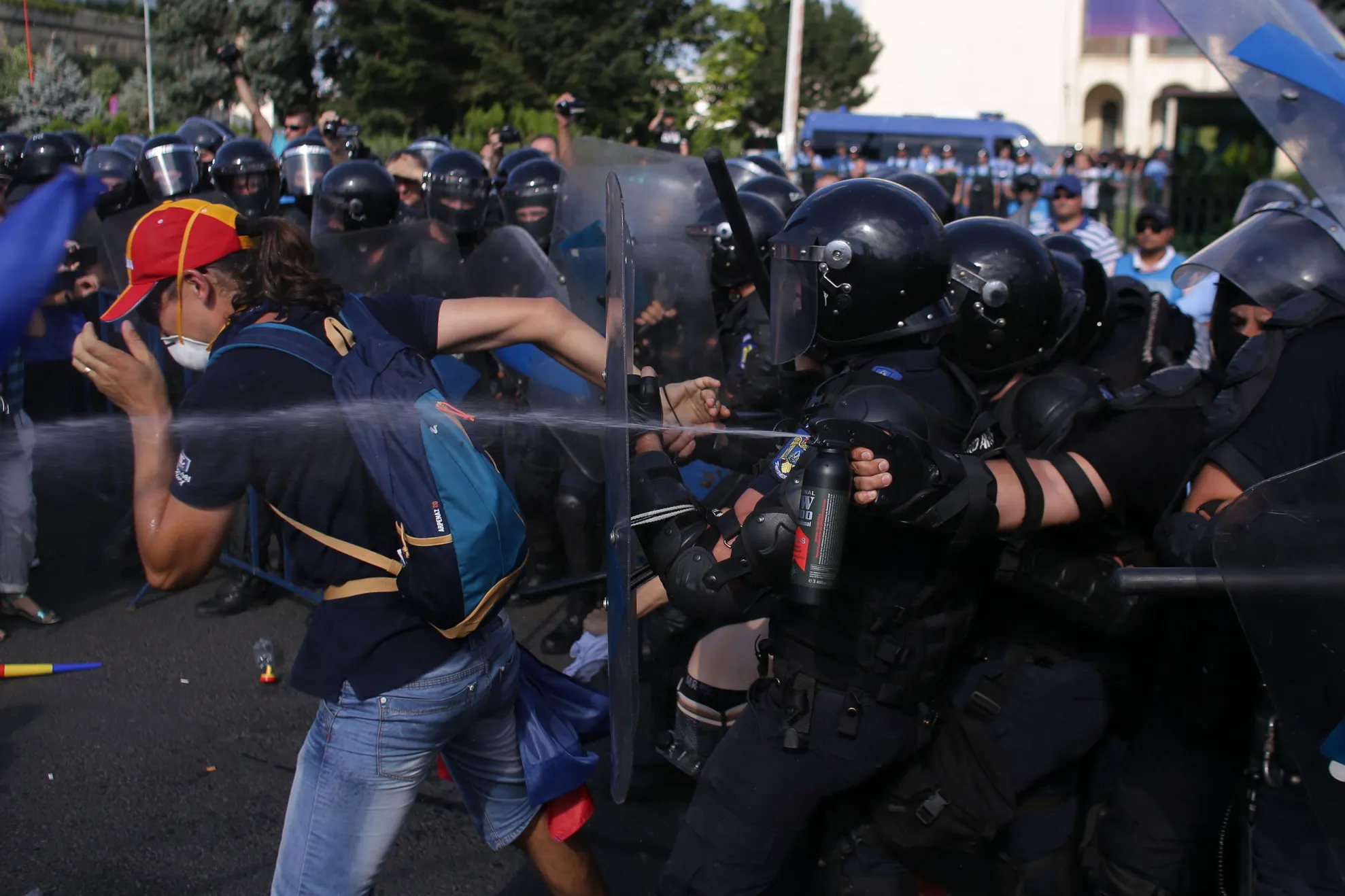 Arafat: S-au prezentat la spital 80 de persoane din cele care au inhalat gaze în Piața Victoriei