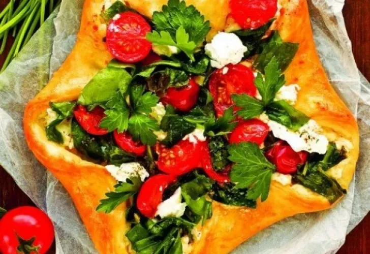 Reţetă delicioasă pentru finalul verii: Plăcintă cu roşii, brânză şi ierburi aromate