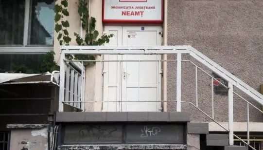 Sediul PSD Neamț, ”atacat” de protestatari. Ce a apărut pe clădire