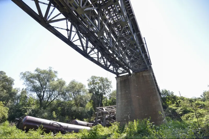 Tren deraiat, după ce s-a rupt podul. Imagini terifiante