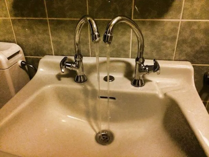 Când a văzut ce i-a făcut meșterul în baie s-a îngrozit. Apoi a văzut și restul casei - DEZASTRU!