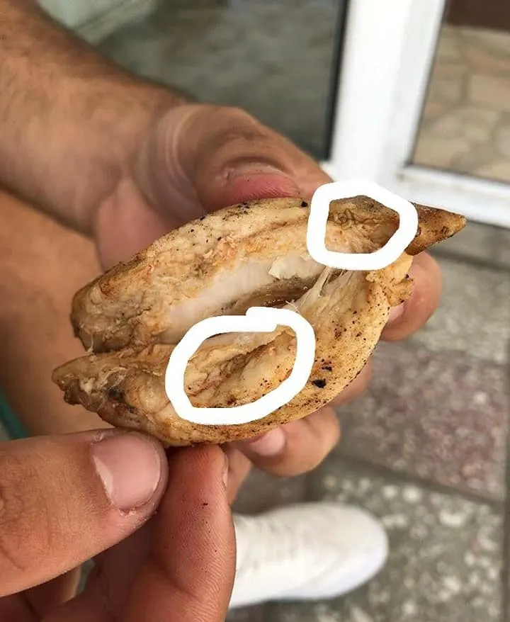 "Specialitate" la un supermarket din Teleorman, piept de pui cu viermi