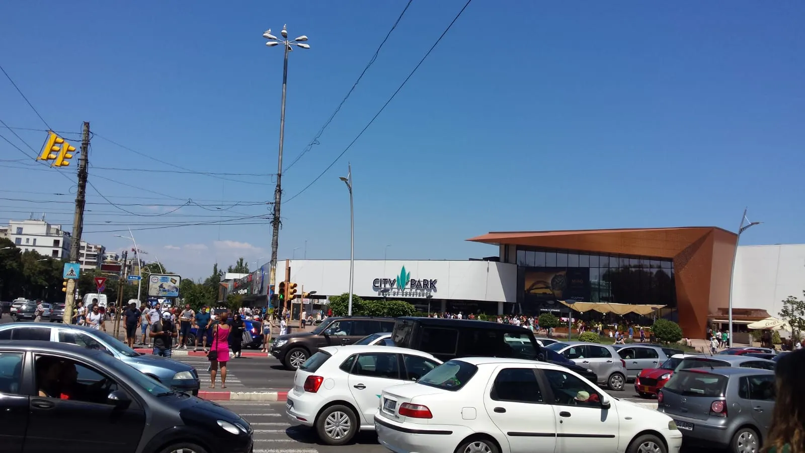 PANICĂ într-un mall din Constanţa. Incendiu: peste 1000 de persoane evacuate