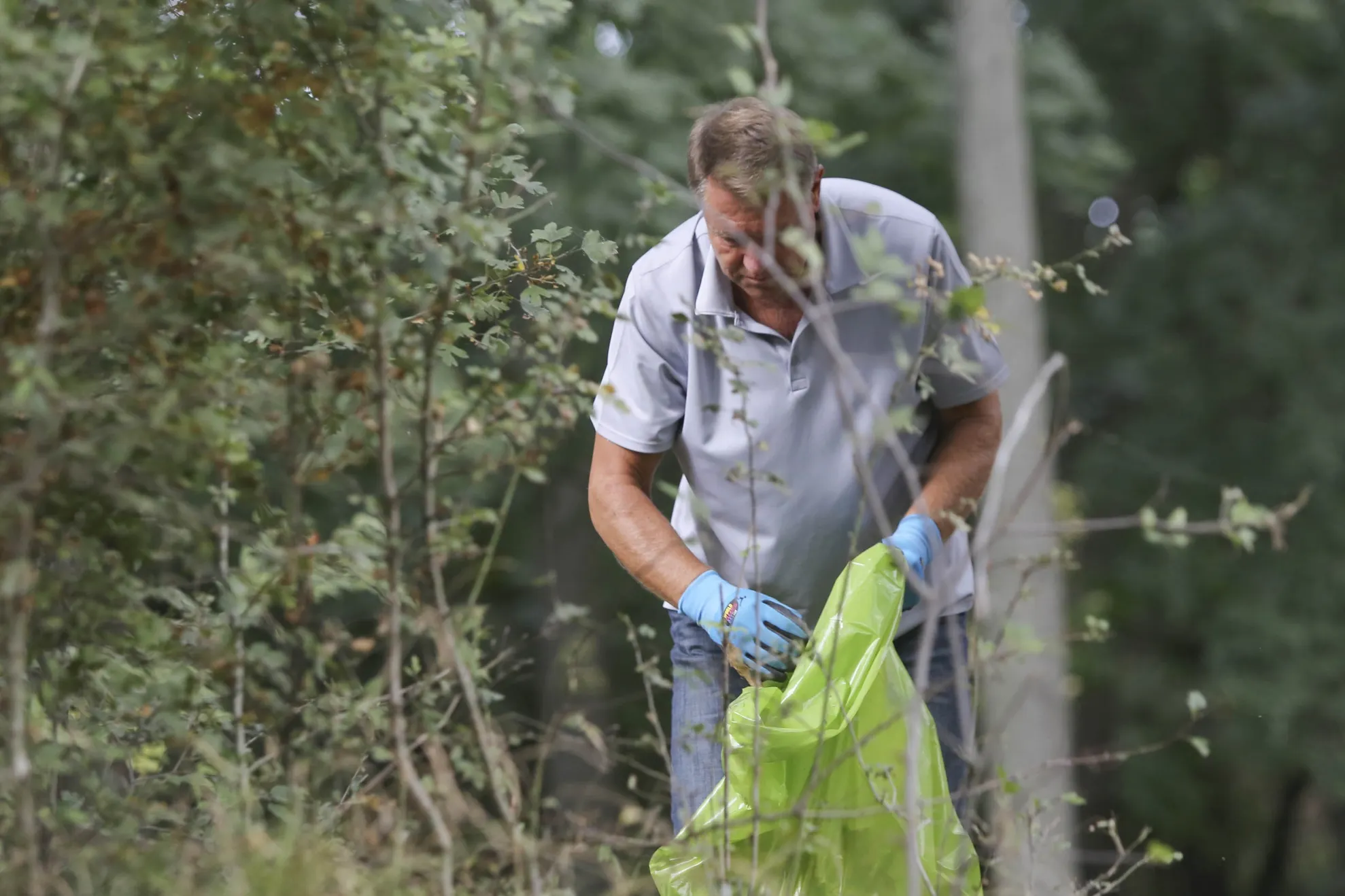 Preşedintele ţării a ieşit la strâns gunoaie: "Natura trebuie păstrată curată"