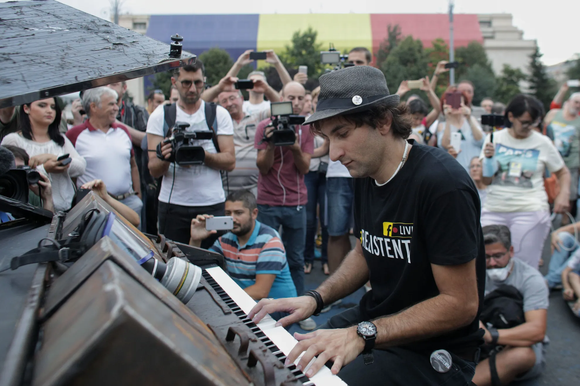 Protest în Piaţa Victoriei! Mesajul lui Davide Martello pentru Guvern