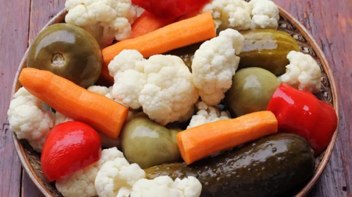 Ingredientul secret din murături! Nu se mai înmoaie niciodată