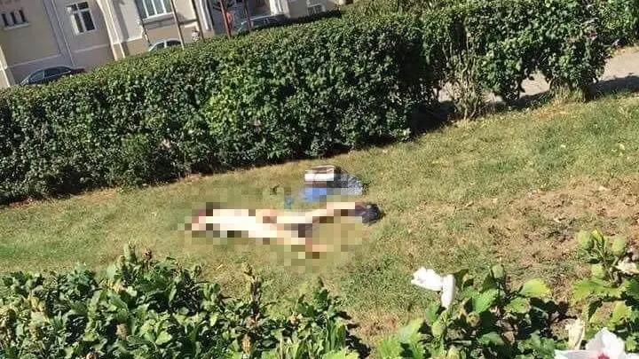 Tânără dezbrăcată face plajă în faţa primăriei din Giurgiu