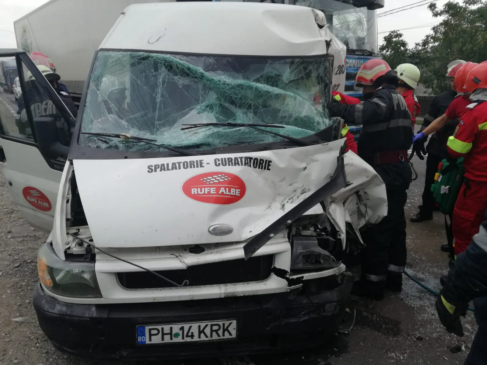 Accident grav pe DN1B. O persoană încarcerată. Traficul, blocat. Imagini cumplite