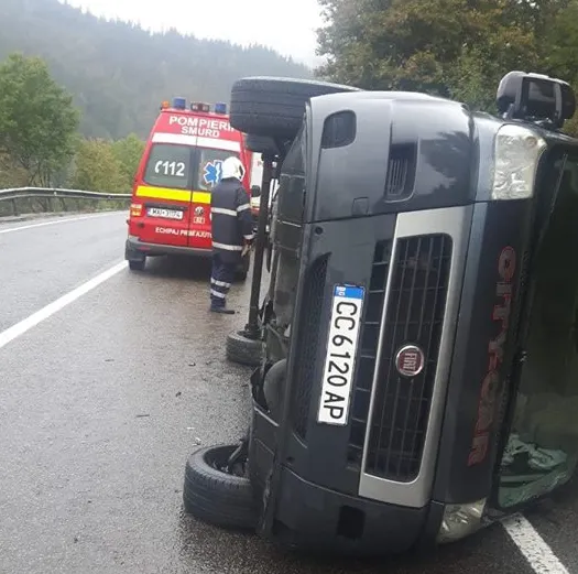 Accident cumplit în Vatra Dornei. Un microbuz cu 9 persoane s-a răsturnat