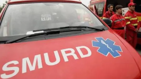 Arad: Şase persoane au ajuns la spital, după ce au intrat cu maşina într-un pom 