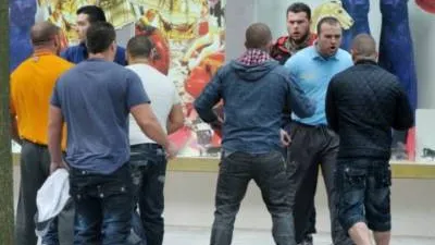 Săbii, topoare, bastoane, "meniul zilei" la o pizzerie din Buzău, în plină zi